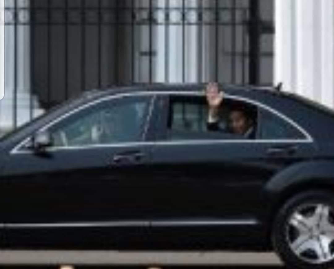 Rombongan Presiden RI Jokowi saat lewat.