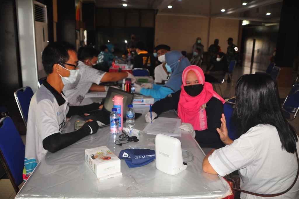 Petugas saat mendatawarga yang akan ikut vaksin tahap I. (Ist)