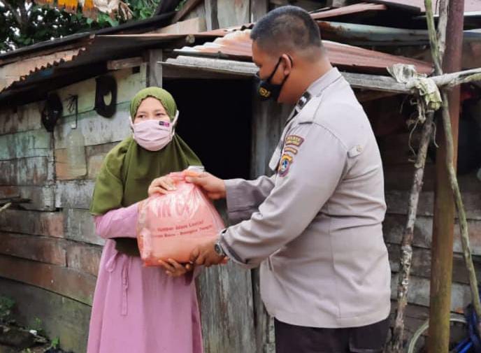 Penyaluran sembako untuk warga terdampak COVID-19 di Mentok,