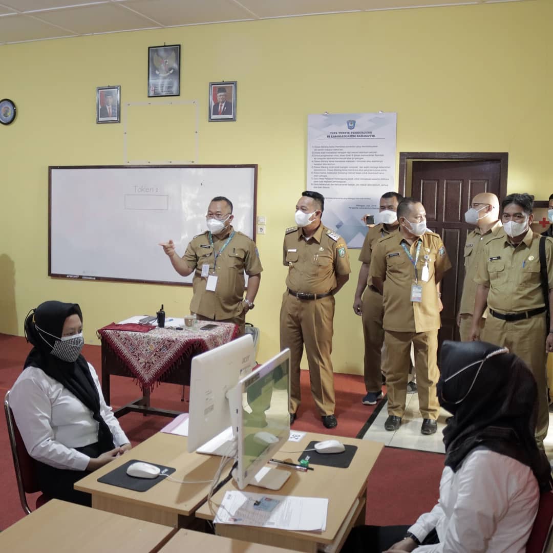 Bupati Beltim, Burhanudin saat memonitoring pelaksanaan tes rekrutmen PPPK.