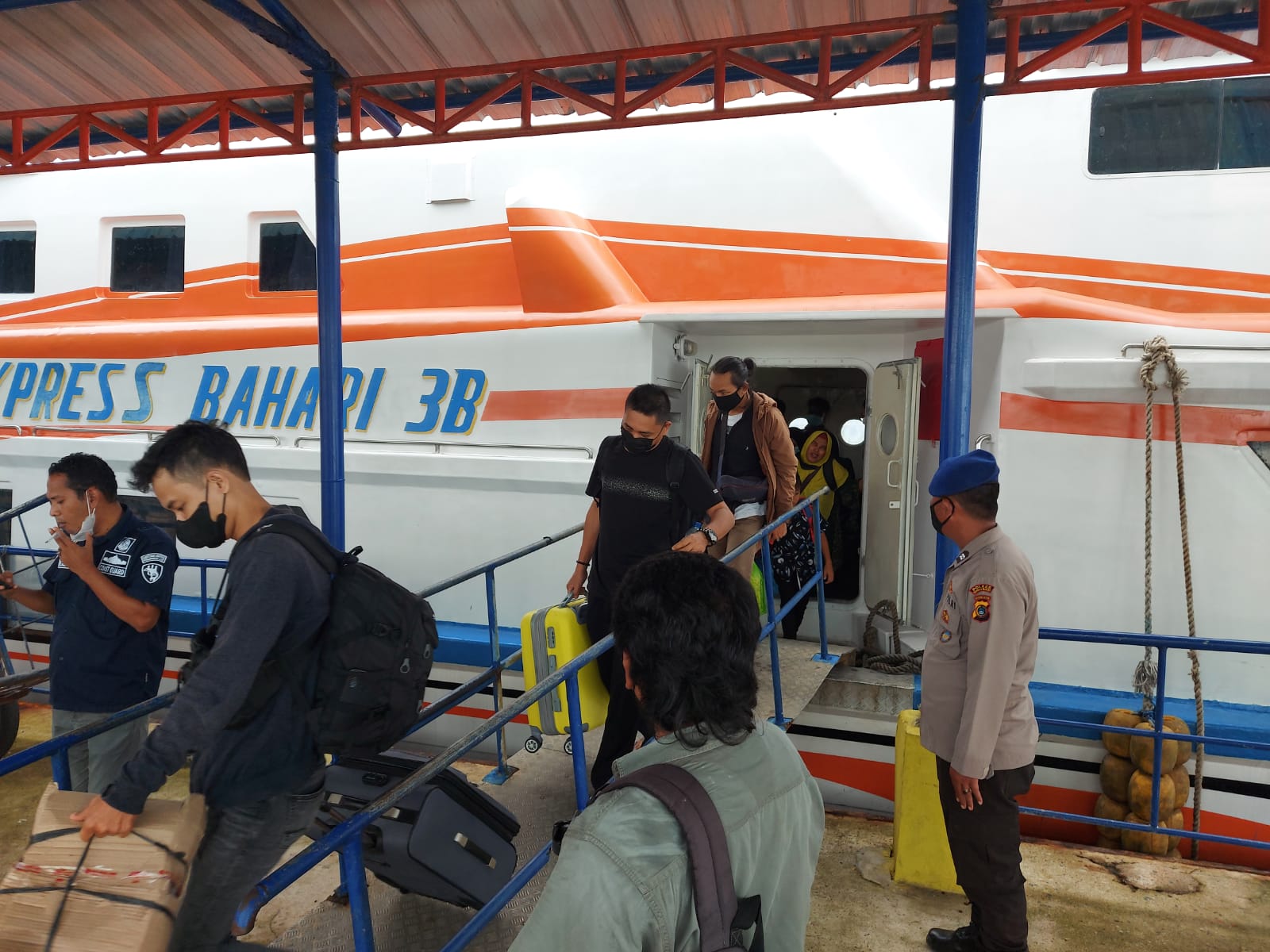 Proses evakuasi penumpang KM Express Bahari 3B.