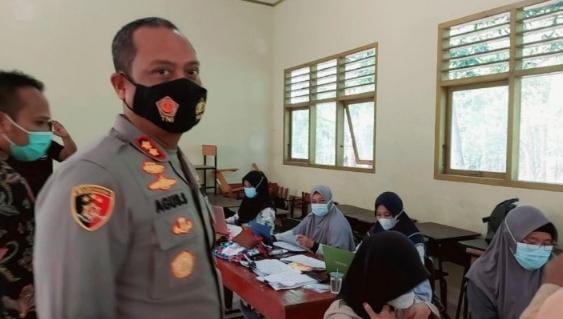 Kapolres Bangka Barat, AKBP Agus Siswanto saat meninjau pelaksanaan vaksinasi di SMPN 6.