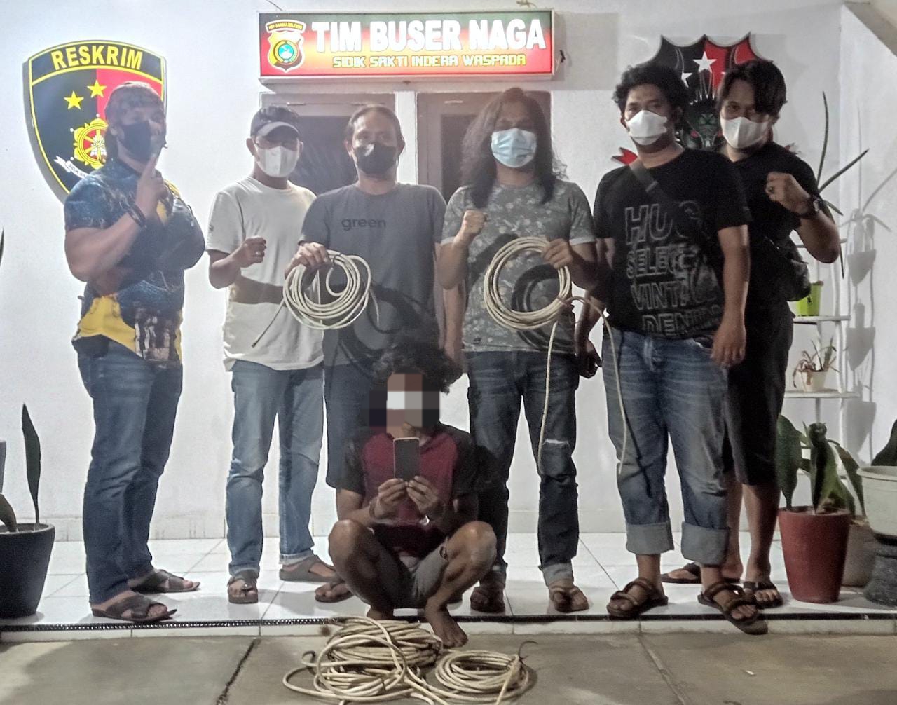 Pelaku beserta barang bukti saat diamankan Polisi.