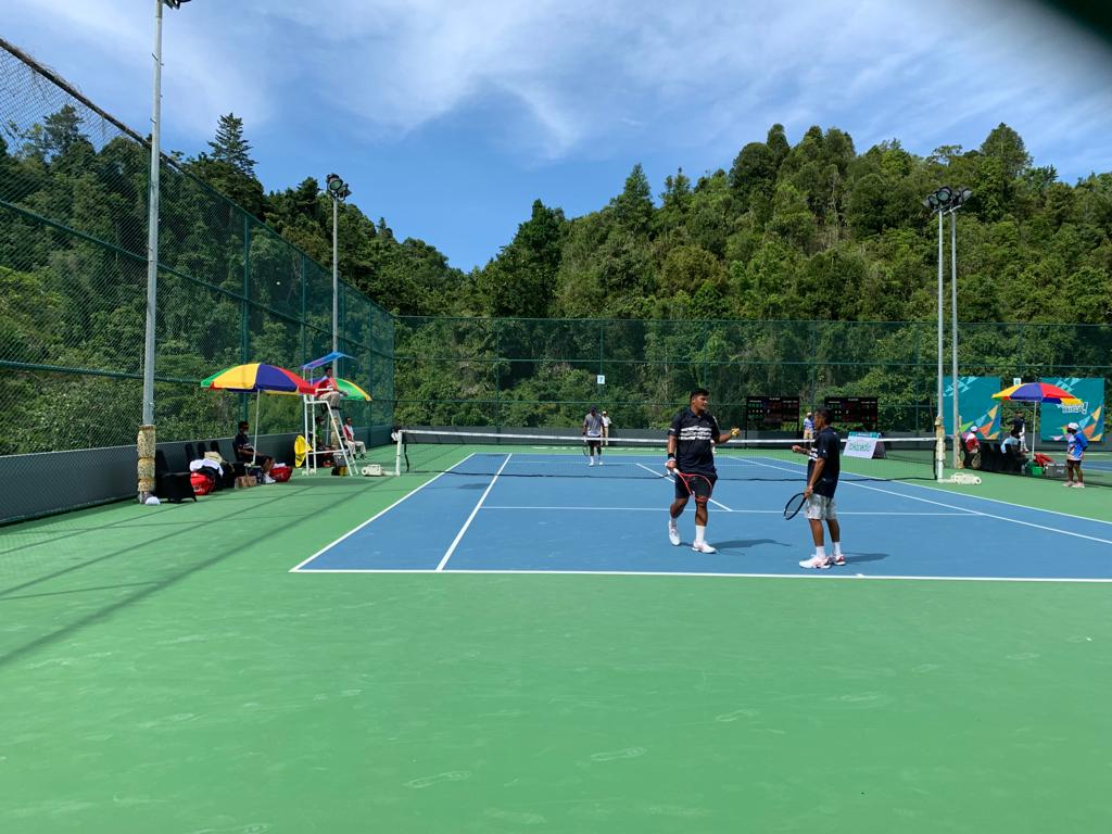 Atlet tenis beregu putra Babel saat melawan Kaltim.