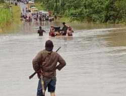 Banjir Genangi Jalan Desa Pangkal Buluh Payung, Kabupaten Bangka Selatan