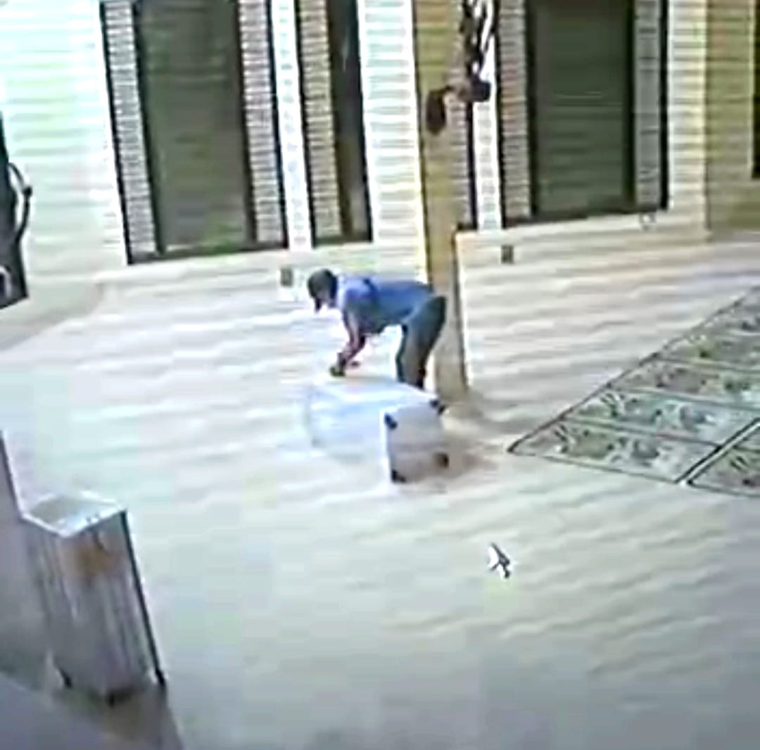 Terekam kamera CCTV Pria mengenakan topi sedang membuka kotak amal masjid.