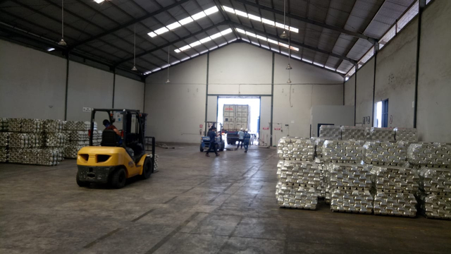 Stok timah di gudang PT. Tantra Karya Sejahtera (TKS), Pangkalbalam, Pangkalpinang, Provinsi Bangka Belitung.