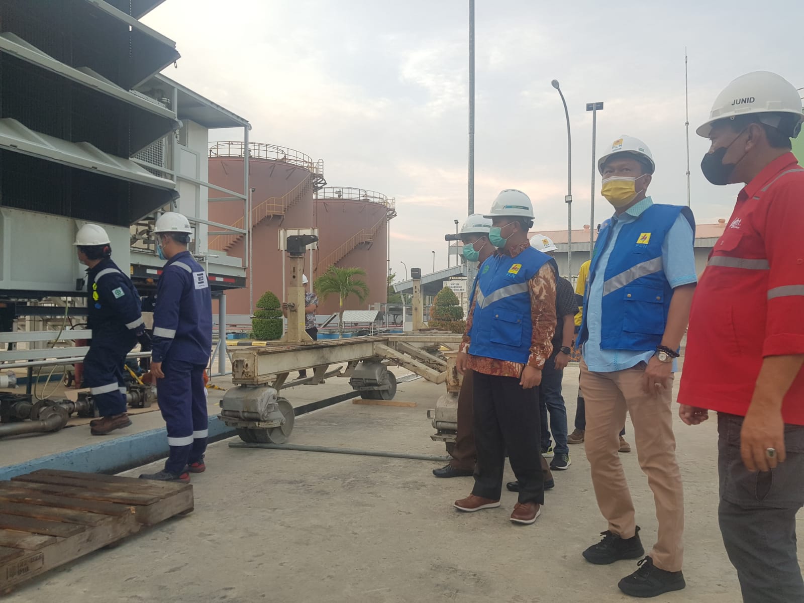 Anggota Komisi VII DPR RI, Bambang Patijaya didampingi General Manager PLN UIW Babel, Amris Adnan saat tinjau pembangkit listrik yang rusak.