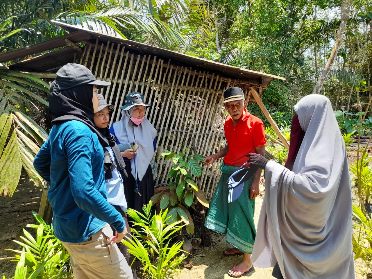 Sejumlah mahasiswa KKN IAIN Babel saat belajar membuat Kompos dan Biogas.