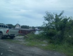 Aktivitas kapal tongkang angkut batu Split sandar di TUKS JT PT.Timah, 14 september 2021 lalu.