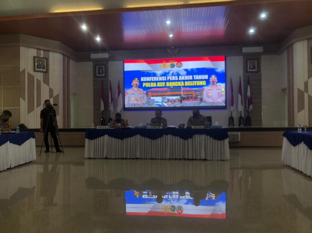 Kapolda Babel Irjen Pol. Yan Sultra saat pimpin konferensi pers akhir tahun, di Mapolda Babel.