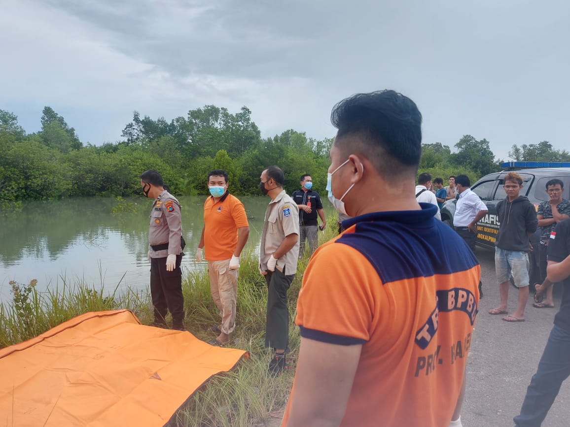 Polisi saat mengevakuasi mayat pria yang ditemukan mengqambang di Jembatan Emas.