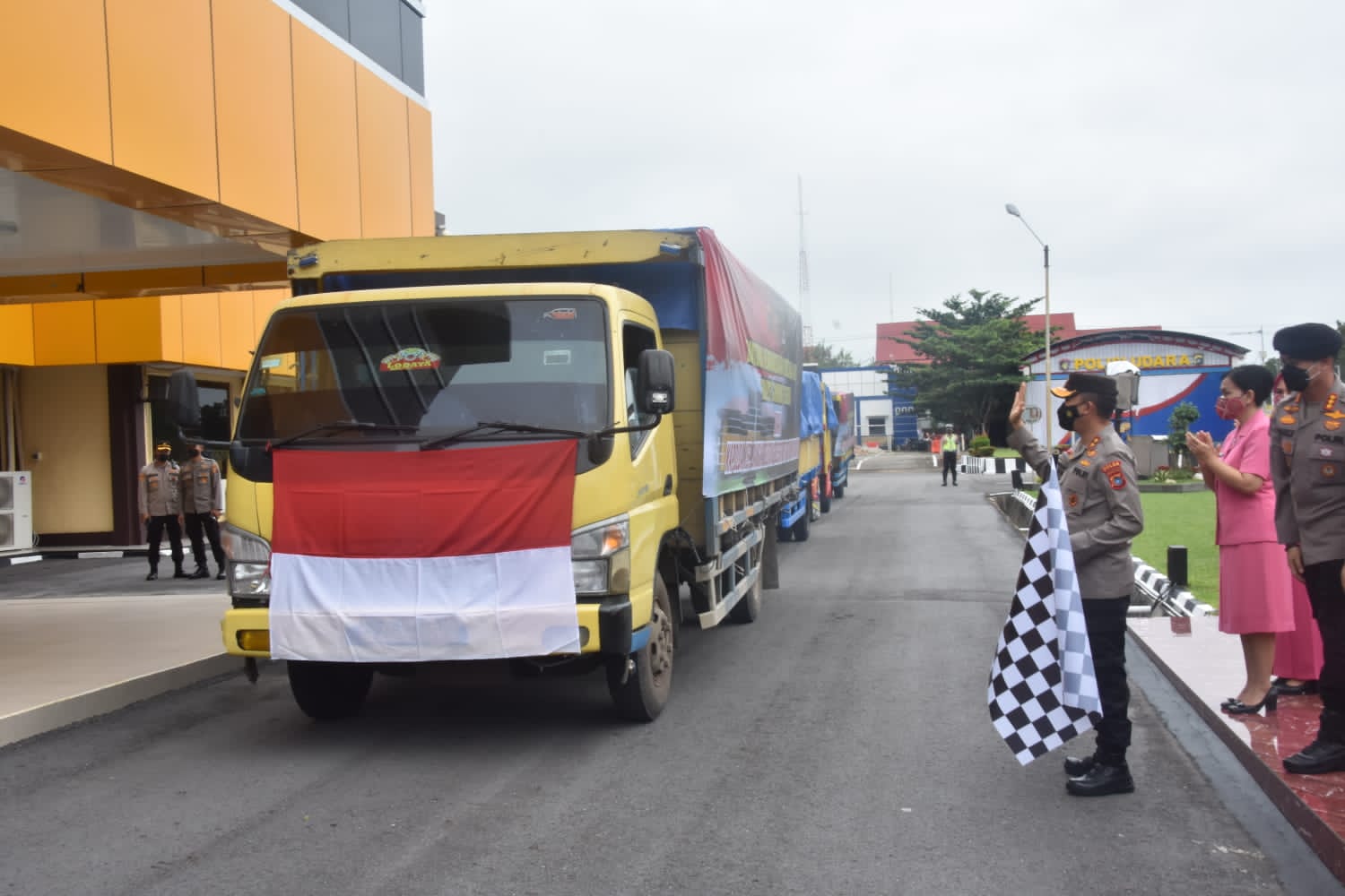 Kapolda Babel, Irjen Pol Yan Sutra saat melepaskan bantuan untuk korban erupsi Gunung Semeru.