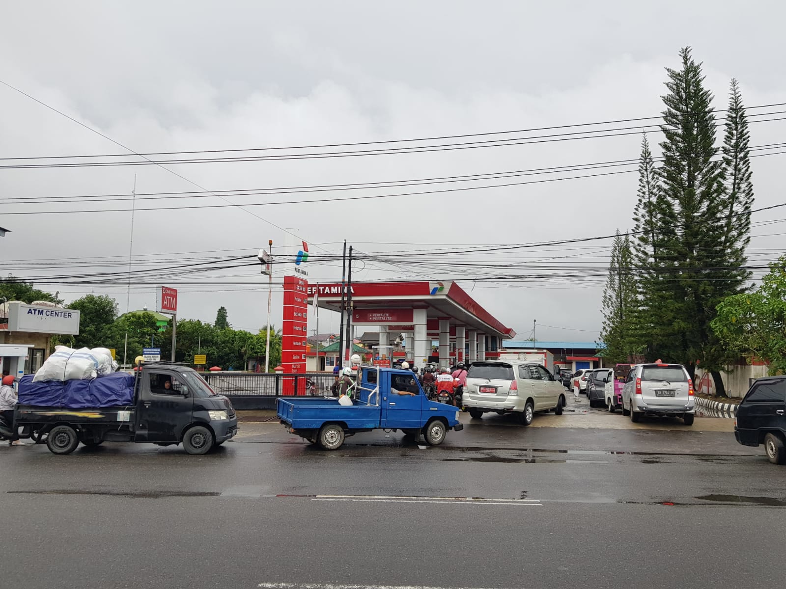 Antrean panjang di salah satu SPUB di Pangkalpinang.