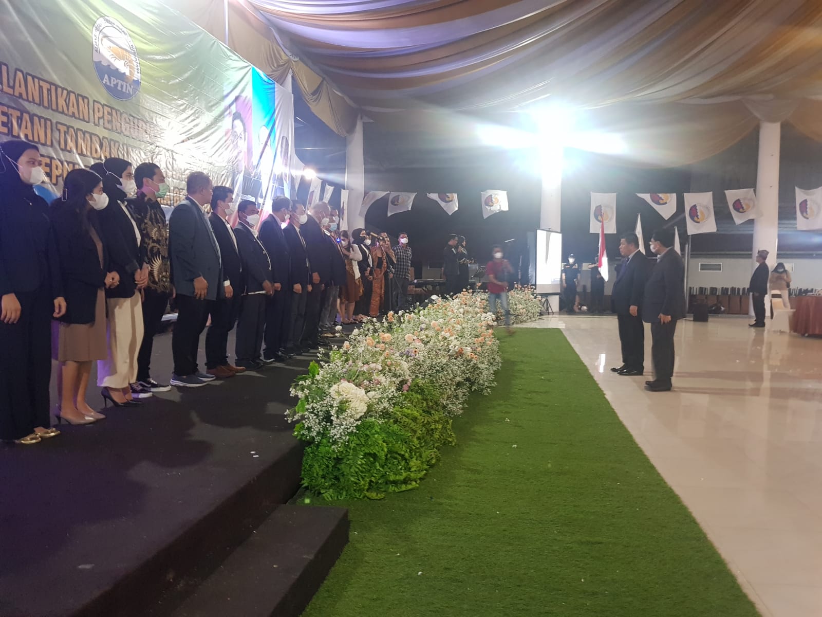Ketua Umum APTIN, Hidayat Arsani saat melantik kepengurusan APTIN Babel.