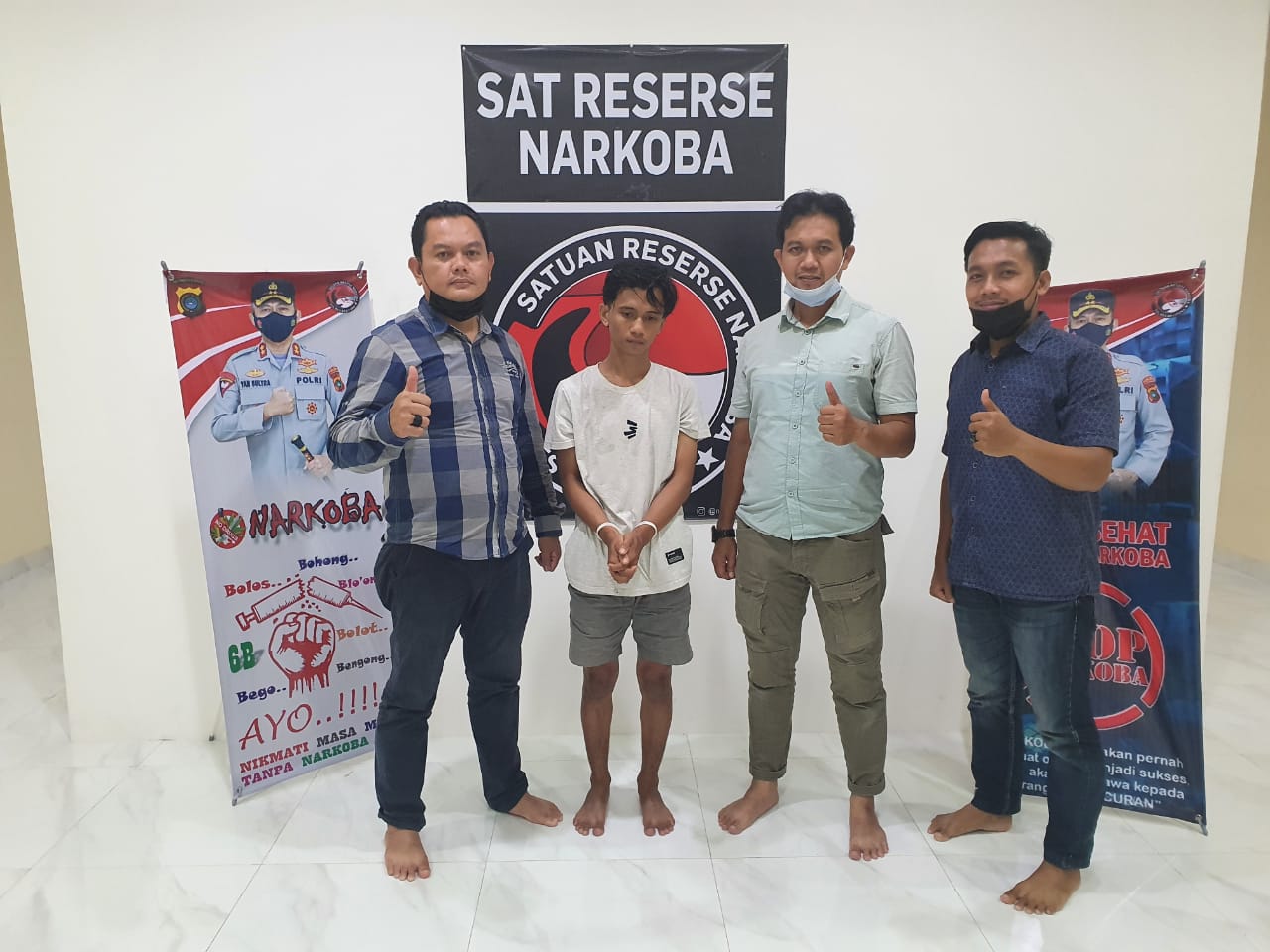 Pelaku (Kaos Putih) saat diamankan di Mapolres Pangkalpinang.