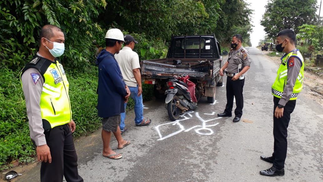 Kasat Lantas IPTU RTA Sianturi S.H M.H saat datangi lokasi kejadin kecelakaan lalu linta yang menewaskan pengendara sepeda motor di Parittiga.