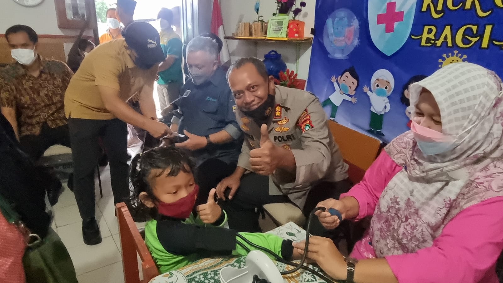 Kapolres Bangka Barat, AKBP Agus Siswanto saatn cek pelaksanaan vaksinasi untuk anak-anak.