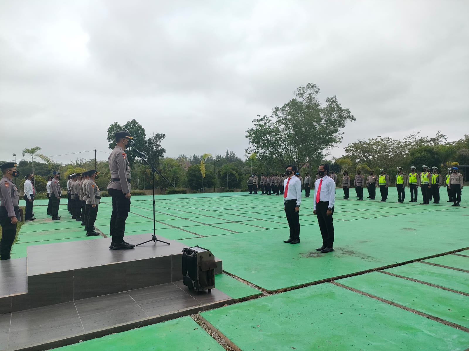 Kabag OPS Polres Bangka Barat Kompol Evry Susanto saat gelar pasukan pengamanan kunker Mensos RI Tri Rismaharini.