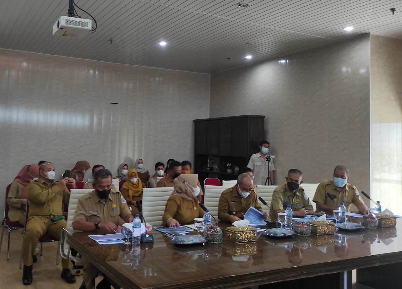 Wali Kota Pangkalpinang, Maulan Aklil, saat menghadiri kegiatan tindak lanjut indikasi pelanggaran pemanfaatan ruang secara virtual bersama Kementerian Agraria dan Tata Ruang Kota/Badan Perhanan Nasional.