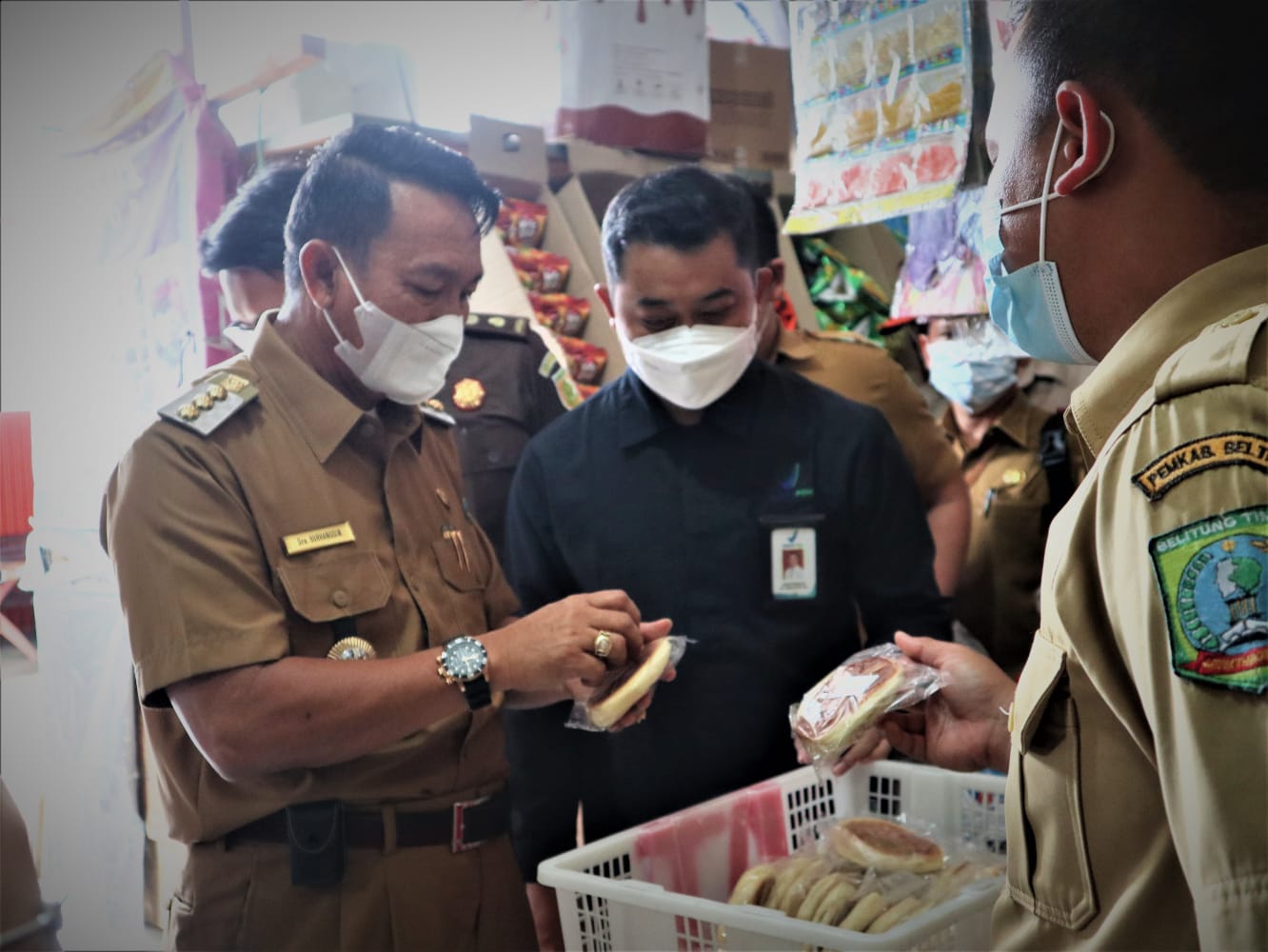 Bupati Beltim, Burhanudin saat ikut lakukan pengawasan produk makanan di Pasar Manggar.