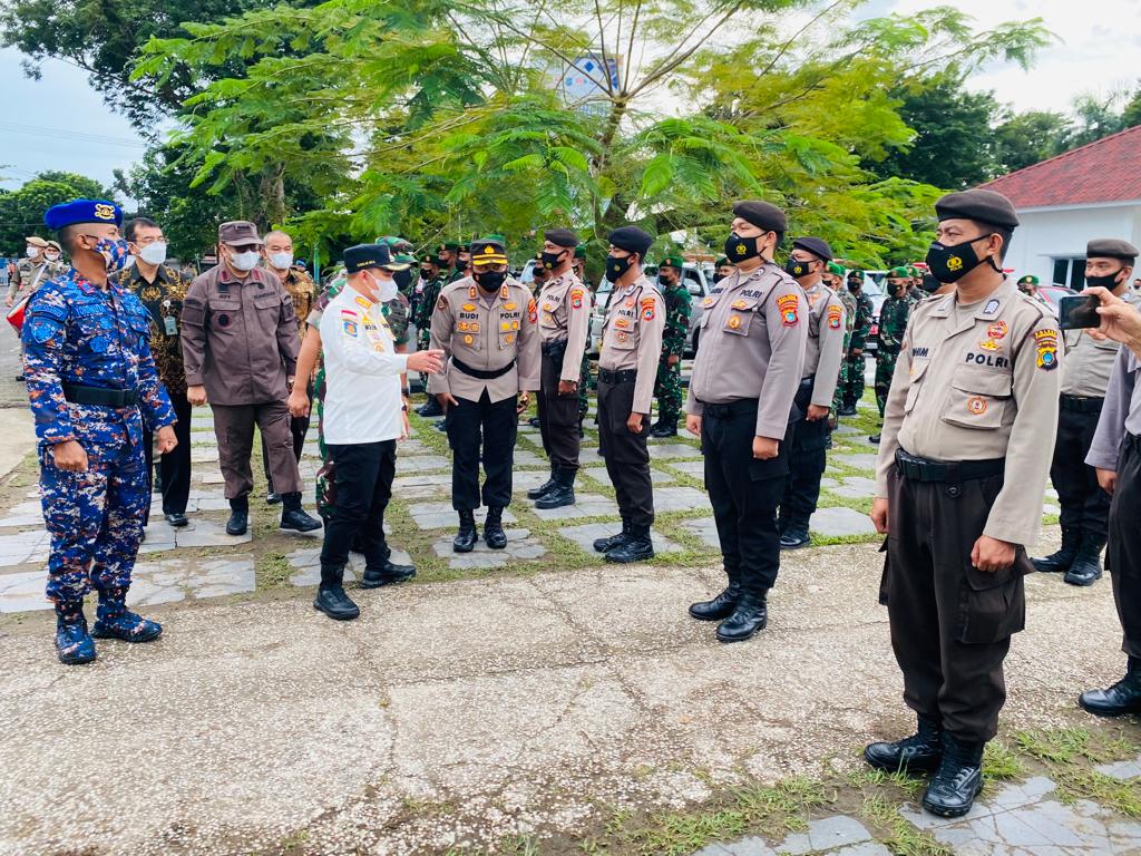 Kapolres Pangkalpinang AKBP Dwi Budi Murtiono, bersama Wali Kota Pangkalpinang Maulan Aklil melihat kesiapan personel.
