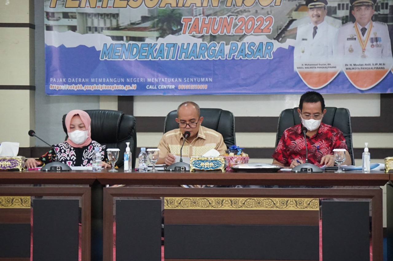 Wali Kota Pangkalpinang, Maulan Aklil saat pimpin rapat pembahasan.