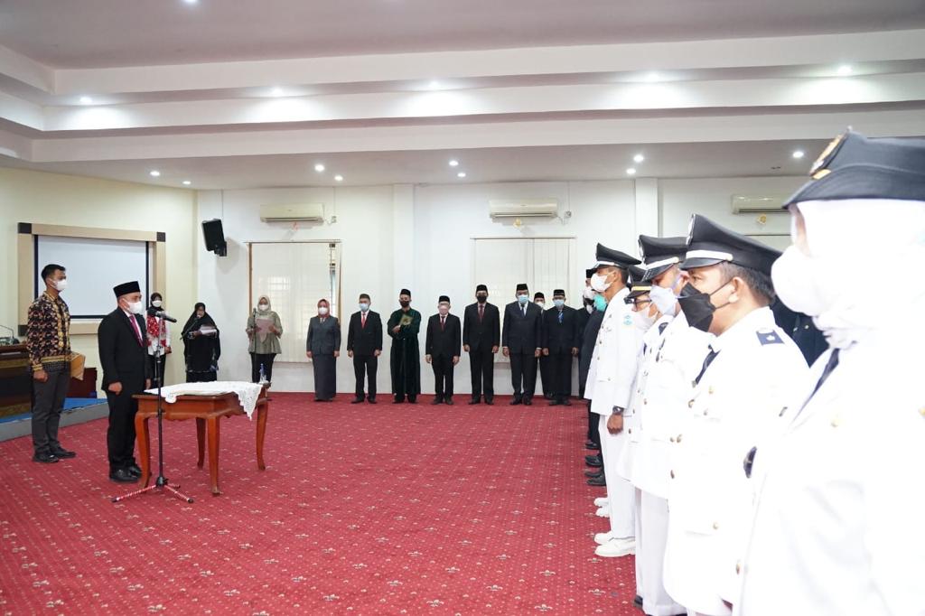 Wali Kota Pangkalpinang Maulan Aklil memimpin langsung pelaksanaan pelantikan dan pengambilan sumpah janji jabatan pejabat pimpinan tinggi pratama.