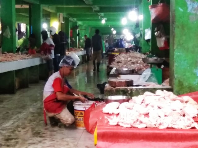 Penjual daging ayam potong di Pasar Pagi Pangkalpinang.(foto:babelhits)
