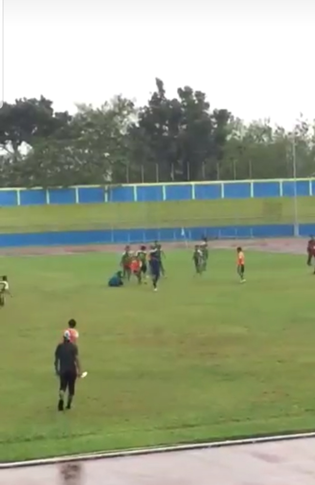 Tindakan kurang sportif terjadi di laga semifinal Liga Soeratin-17 yang mempertemukan antaran Persipas menghadapi Belitong FC.