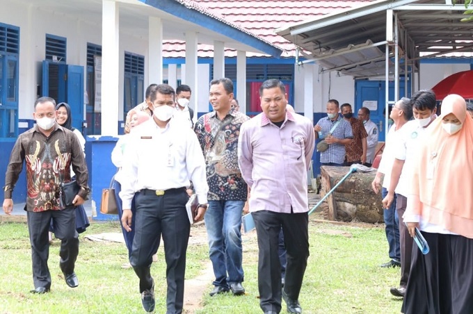Ketua Komisi II DPRD Babel, Adet Mastur, saat berkunjung ke SMKN 1 Sadai.