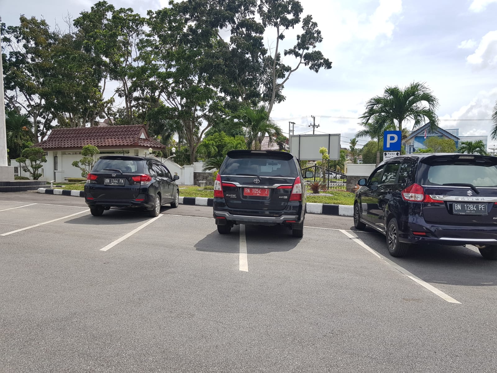 Penampakan kendaraan operasional salah satu milik pejabat Pemprov Babel terpakir di Kejati.