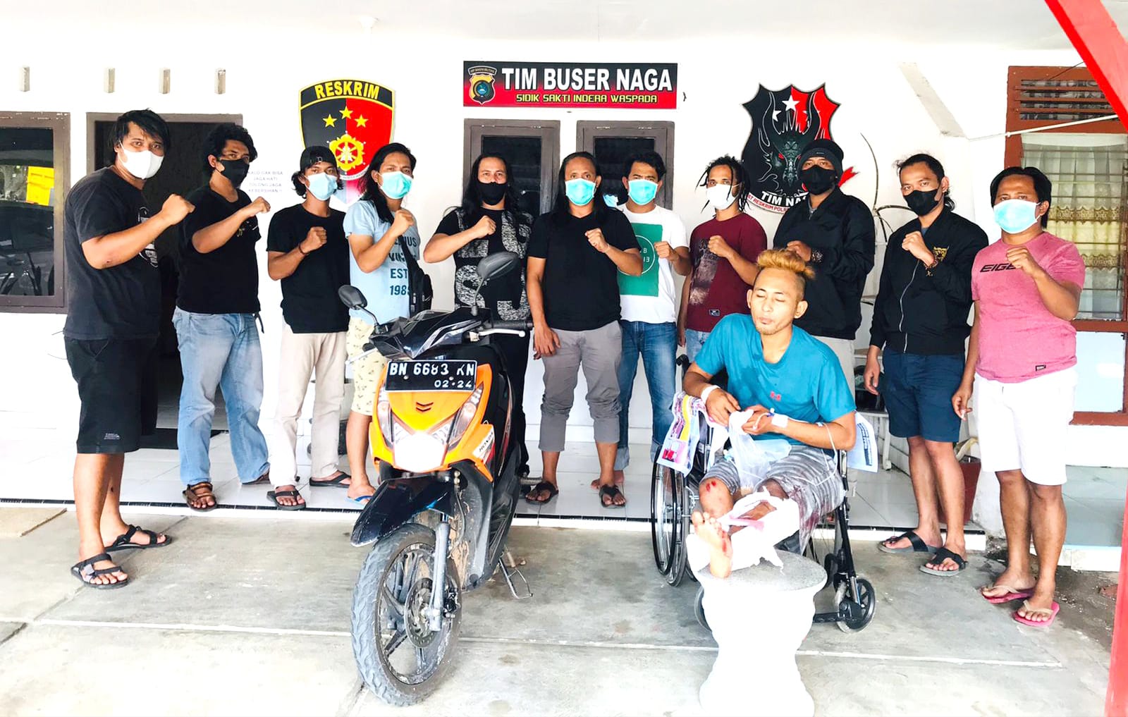 Wajah Ii (Kaos Biru) pelaku pemerkosaan anak di Pangkalpinang.