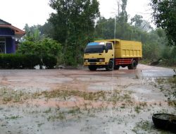 Datangi Kantor Desa, Warga Tuntut Tambang Pasir di Desa Baskara Bakti Ditutup