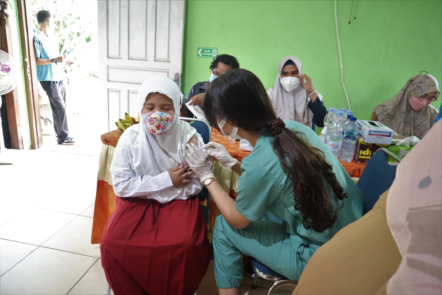 Salah satu siswa SD saat ikut vaksinasi anak 6-11 di Belitung Timur.