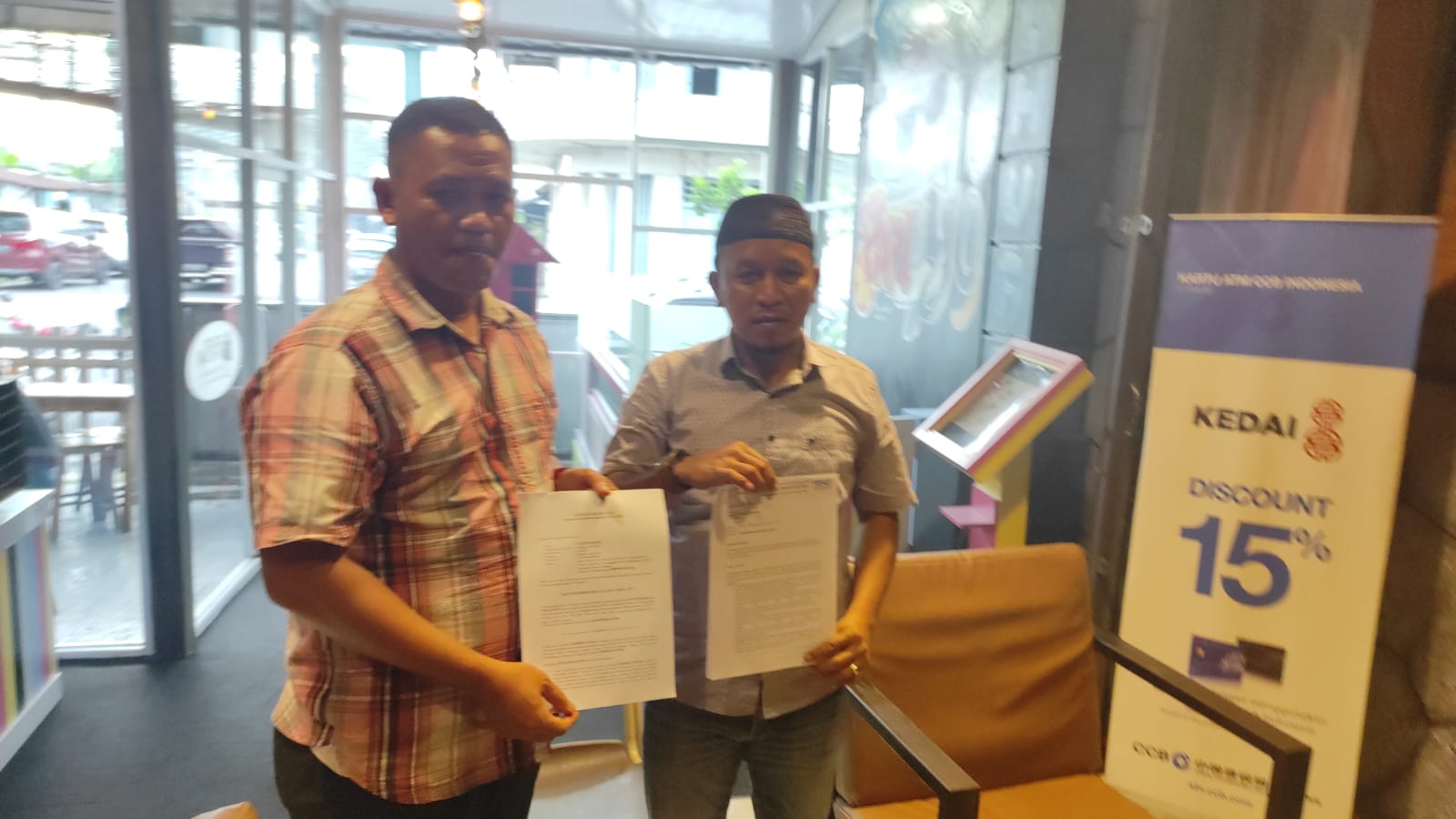 Yanto Majid seorang pegawai Kemenkumham Babel didampingi Pengacara Agus Hendrayadi saat gelar konferensi pers.