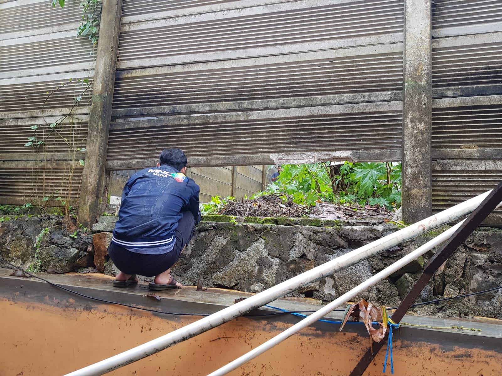 Tembok milik PT.Timah Tbk jebol sebabkan air masuk kerumah warga.