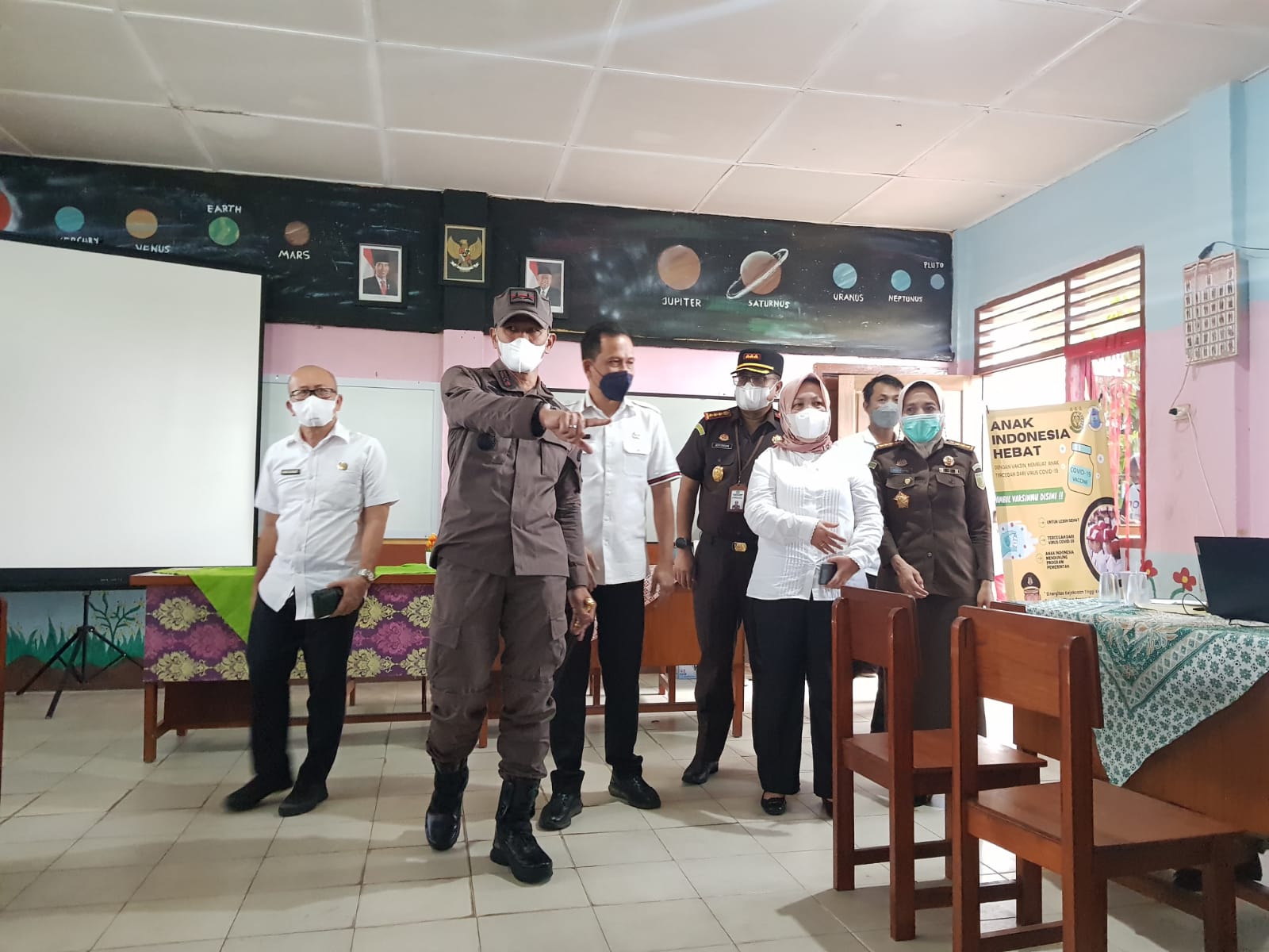 Kadinkes Kota Pangkalpinang, Masagus Hakim saat mendampingi Kajati Babel, Daroe Tri Sadono saat meninjau pelaksanaan vaksinasi COVID-19 di SD Negeri 60 Pangkalpinang.