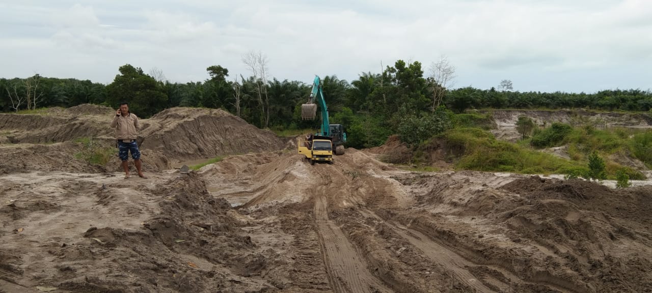 Aktivitas tambang pasir di Desa Baskara Bakti yang sempat berhenti lantaran ditolak warga kembali nekat beroperasi.