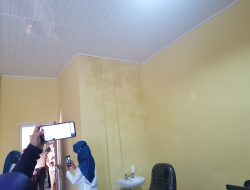 Rembesan air dari bangunan UPTD Puskesmas Pasir Putih, Pangkalpinang.