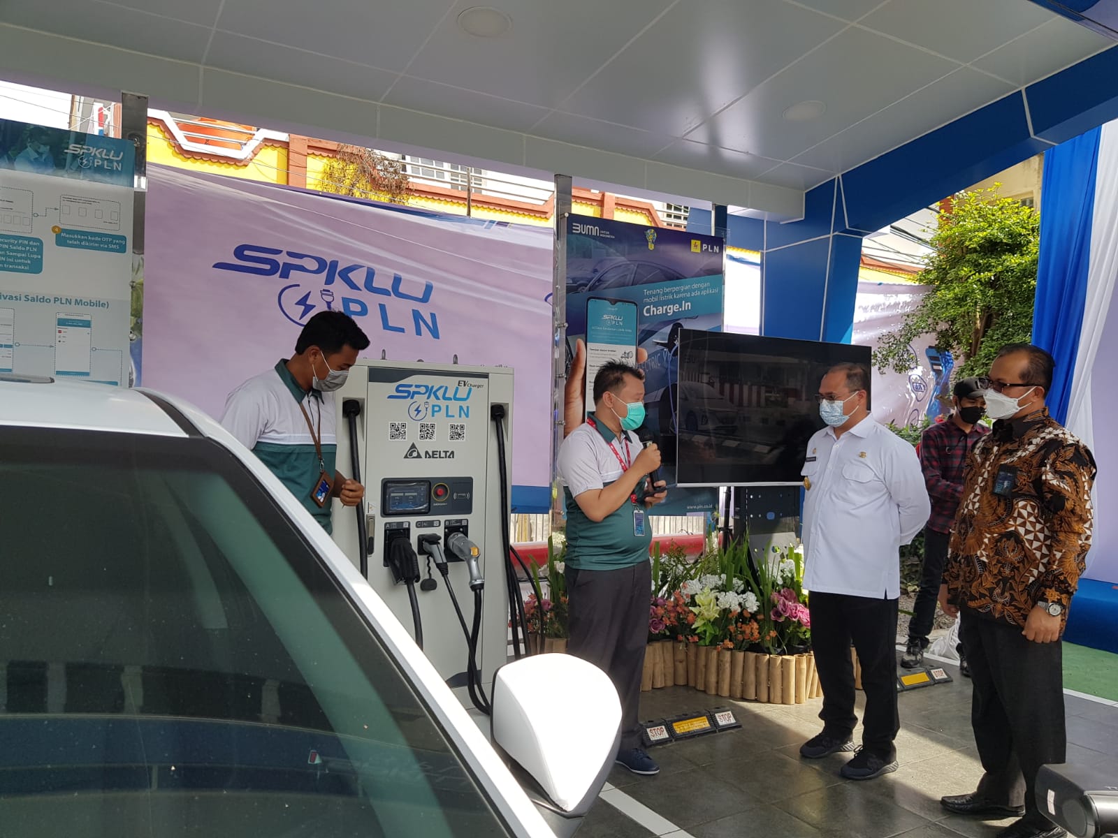 Gubernur Erzaldi didampingi GM PT PLN UIW Babel, Amris Adnan saat meresmikan SPKLU pertama.