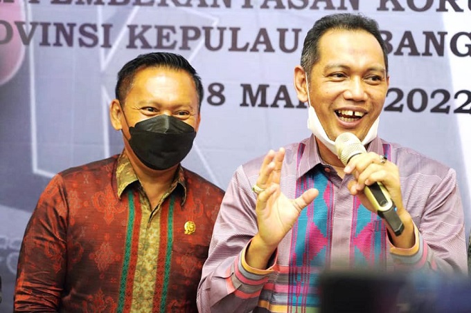 Ketua DPRD Babel, Herman Suhadi saat dampingi wakil ketua KPK RI.