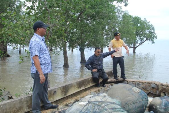 Komisi II DPRD Babel saat tinjau rencana pembangunan dermaga di Desa Penagan.