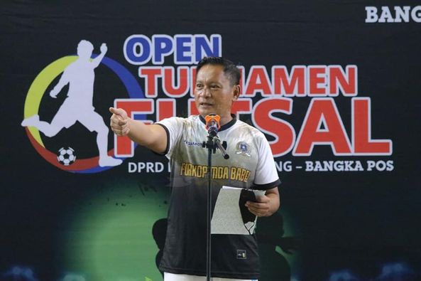 Ketua DPRD Babel, Herman Suhadi saat membuka turnamen futsal.