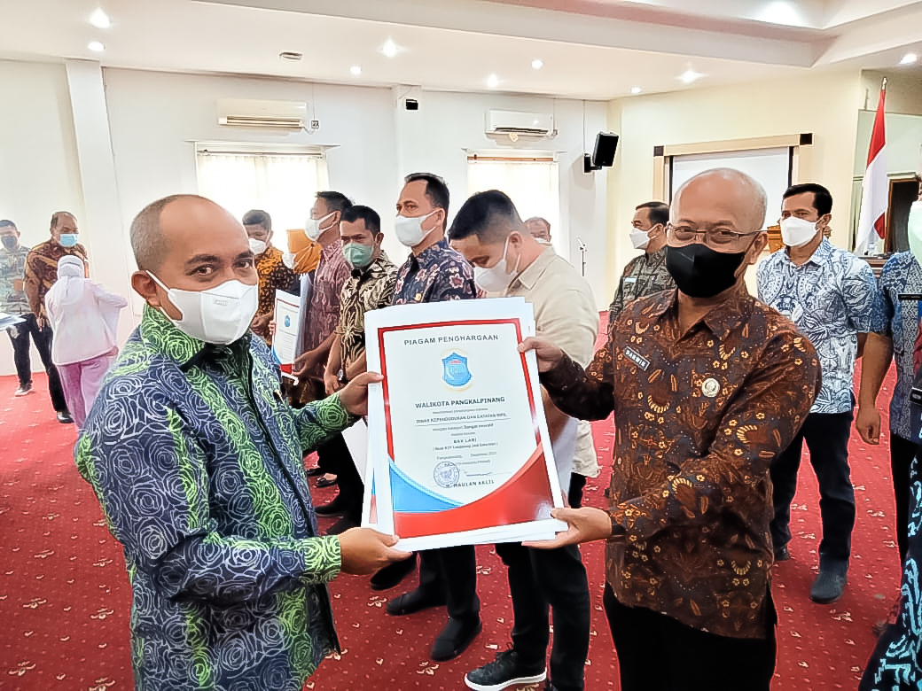 Wali Kota Pangkalpinang, Maulana Aklil saat menyerahkan penghargaan kepada OPD yang berinovasi.
