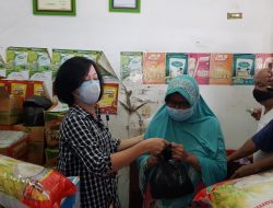 Emak-Emak di Pangkalpinang Rela Antre Demi 2 Liter Minyak Goreng