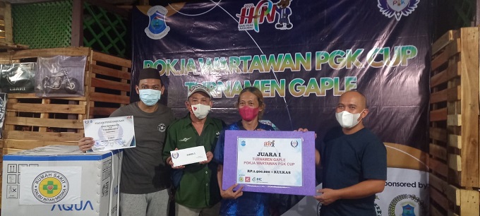 Wali Kota Pangkalpinang, Maulan Aklil menyerahkan hadiah bagi para pemenang lomba gaple pokja wartawan Pemkot.