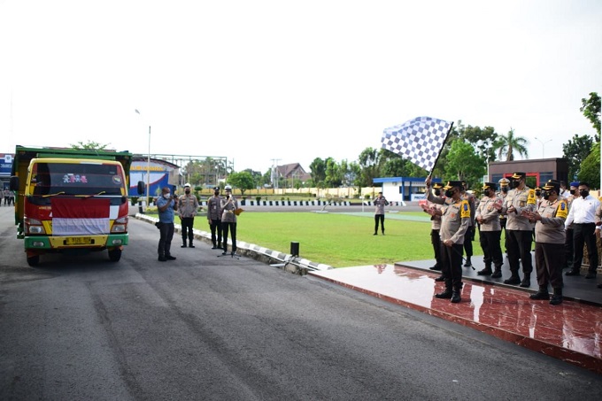 Kapolda Babel, Irjen Pol Yan Sultra saat melepas bantuan untuk para korban bencana gempa bumi di Sumbar.