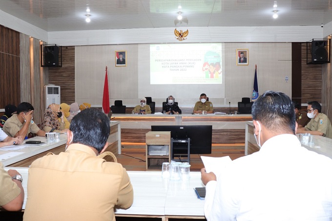 Sekda Kota Pangkalpinang, Radmida Dawam saat menghadiri Rapat Gugus Tugas Kota Layak Anak (KLA) oleh Dinas Pemberdayaan Perempuan Perlindungan Anak dan Keluarga Berencana (DP3AKB) Kota Pangkalpinang di Ruang Pertemuan Kantor Bappeda Litbang.