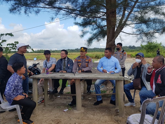 Kapolres Bangka, AKBP Indra saat memediasi kedua belah pihak yang bersengketa.